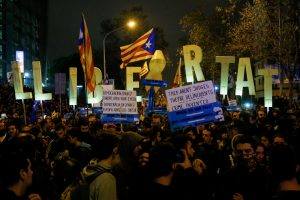 Barselonoje prieš „El Clasico“ futbolo rungtynes protestuotojai blokavo eismą