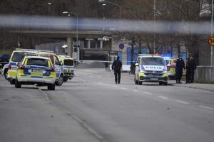 Švedijoje kilo pasipiktinimas po to, kai grupė jaunuolių sūnaus akivaizdoje nušovė tėvą