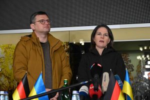 Ukrainos užsienio reikalų ministras: žmonės žus, kol Berlynas svarsto apie tankų tiekimą