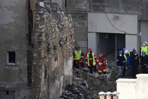 Marselyje sugriuvus pastatui rasti du kūnai, tęsiami gelbėjimo darbai
