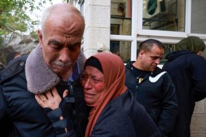 Vakarų Krante per konfrontacijas, anot palestiniečių, žuvo trys žmonės
