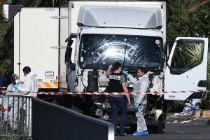 Prancūzijos teismas nuteisė visus 8 įtariamuosius 2016 metų Nicos teroro išpuolio byloje