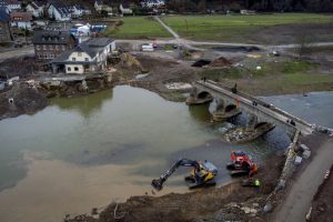 Vokietijos policija surengė virtinę kratų, susijusių su pražūtingais vasaros potvyniais