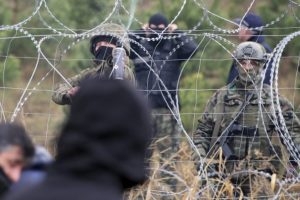 Latvija vis labiau nerimauja dėl sieną kertančių migrantų iš Baltarusijos antplūdžio