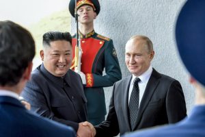 Baltieji rūmai: Šiaurės Korėja pristatė ginklų Rusijai, skirtų naudoti Ukrainoje