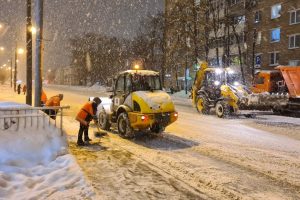 Gausus snygis sutrikdė Maskvos oro uostų darbą ir eismą keliuose