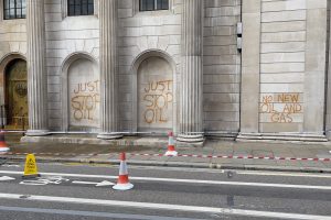 Klimato aktyvistai oranžiniais dažais nupurškė Londono pastatus