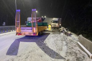 Kaišiadorių rajone susidūrus dviem sunkvežimiams, susidarė eismo spūstys