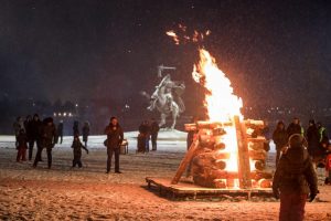 Kariai pakvietė Kovo 11-ąją minėti kartu: išvakarėse Kauno pilies prieigose uždegė laisvės laužus