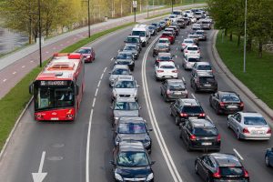 Siūlys švelninti bausmes vairuotojams už padidintą automobilių išmetamų teršalų kiekį