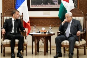 E. Macronas paragino M. Abbasą įgyvendinti reformas, būtinas Palestinos valstybingumui