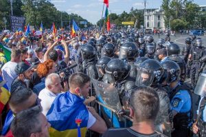 Rumunijos premjerė smerkia protestuotojus, gina policijos veiksmus