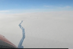 Antarktidoje atskilo milžiniškas ledynas