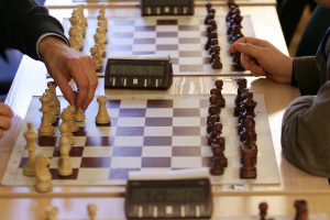 Pasaulio šachmatų čempionate po trijų partijų – lygybė