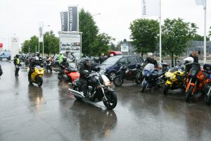 Mototurizmo dalyviai lietaus neišsigando
