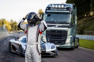 „Volvo FH“ meta iššūkį vienam greičiausių sportinių automobilių „Koenigsegg One:1“