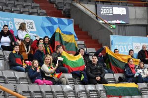 Jaunimo žiemos olimpinių žaidynių ledo arenoje plevėsavo trispalvės