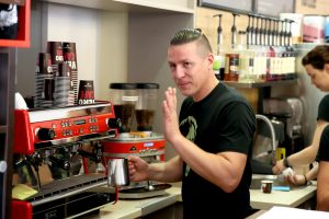 Kavos čempionas piešia pieno puta: noriu būti pirmas pasaulyje