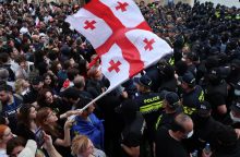 Pikti ir nusivylę: tūkstančiai žmonių Sakartvele vėl protestavo prieš „užsienio įtakos“ įstatymą