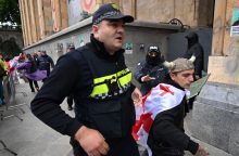 Žiniasklaida: Tbilisyje sulaikomi protesto prieš „užsienio įtakos“ įstatymą dalyviai