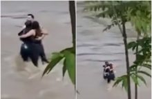Akimirka iki tragedijos: užfiksuotas paskutinis draugų apsikabinimas prieš juos nunešant potvyniui