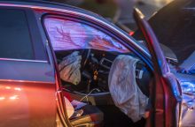 Avarija Plungės rajone: automobilis išvažiavo į priešpriešinę juostą, du vairuotojai – ligoninėje