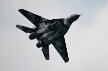 Lenkijos naikintuvas MiG-29 skrisdamas pametė degalų baką, žmonės nenukentėjo