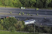 Netoli Liverpulio apvirto vaikus vežęs autobusas, žuvo vairuotojas ir 14-metė