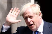 Žiniasklaida: įtakingi britų ministrai turi paraginti B. Johnsoną atsistatydinti