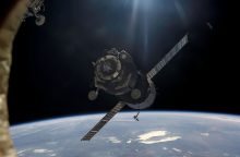 Trys Tarptautinėje kosminėje stotyje užtrukę astronautai grįš rugsėjį