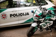 Sugedus tarnybiniam motociklui nukentėjo pareigūnas