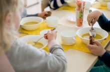 Vyriausybė nepritarė siūlymui skirti nemokamus pietus mokykloje visiems pradinukams