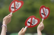 Prancūzija uždraus rūkyti paplūdimiuose ir šalia mokyklų