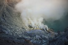 Nusifotografuoti norėjusi turistė matant vyrui nukrito į ugnikalnio kraterį